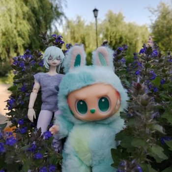 Лучеано встретил Лабубу в парке). 02.