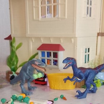 Динозавры в доме Сильвани Фемили).