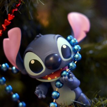 Наряжайте елку в правильной компании :)