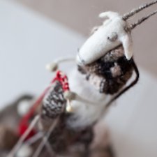 Увлеченная коза. Игрушка валянием из шерсти