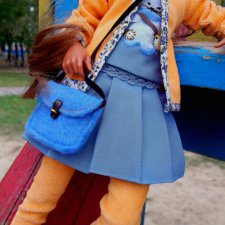 Сентябрьское утро. Ведьмочка Кики идет в школу