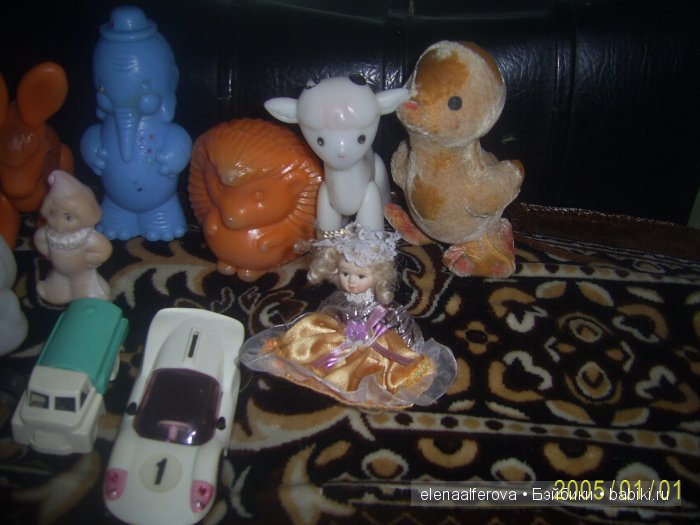 вот это фарфоровая красота, не знаю кто она, но красивая, взяла ее за компанию с гармошкой, если знаете что то о ней напишите, может распознаем хоть откуда она.