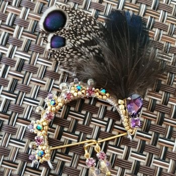 Украшение с перьями павлиньего фазана