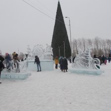 Лед, ёлки, куклы