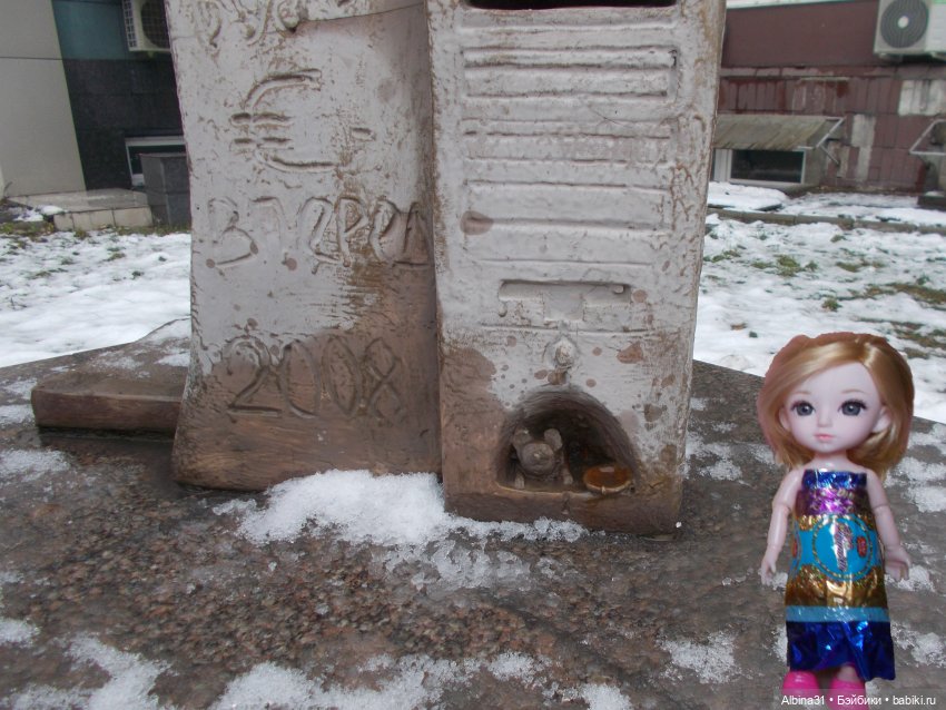 Городские зарисовки. Памятник дизайнеру-полиграфисту (фото 8)