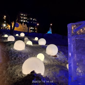 Ледяные фигуры вечером