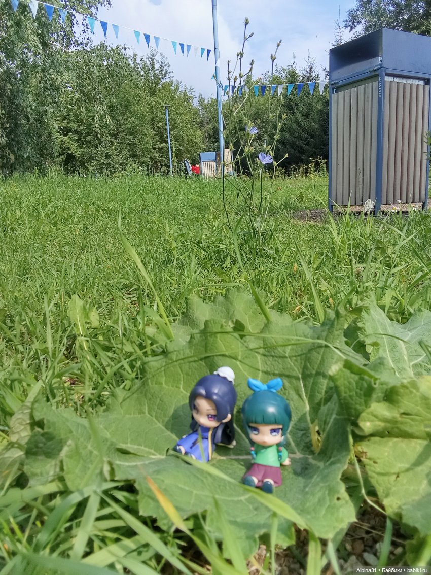Герои из аниме "Записки фармацевта" на прогулках (фото 2)