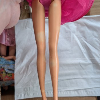 Белесые пятна на ногах у старенькой барби