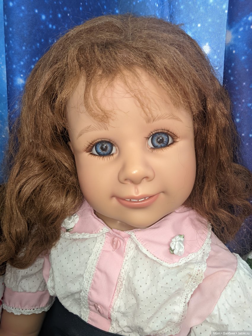 Девчачья компания приветствует новенькую (фото 4)