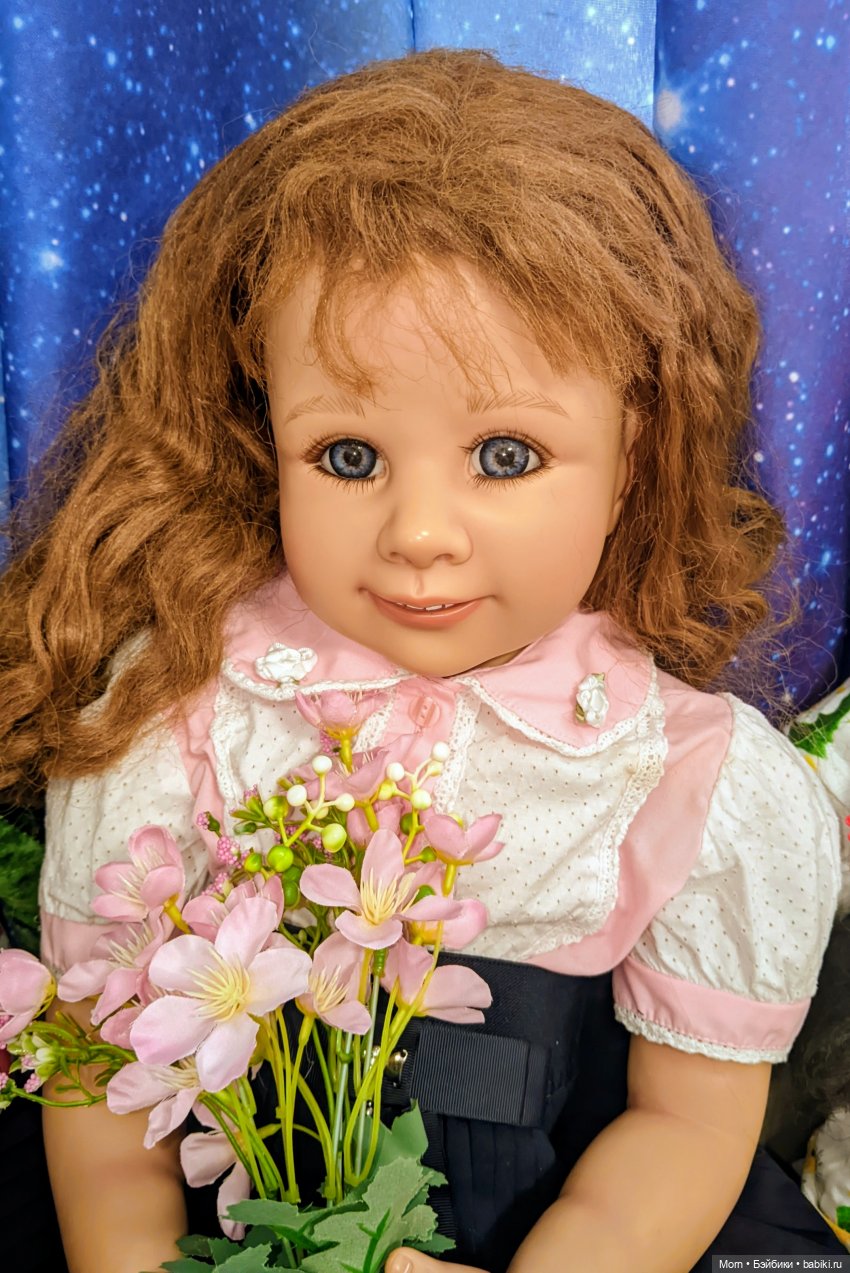 Девчачья компания приветствует новенькую