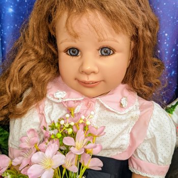 Девчачья компания приветствует новенькую