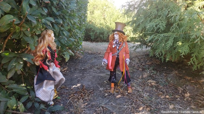 Алиса и Безумный Шляпник в одном чудесатом месте