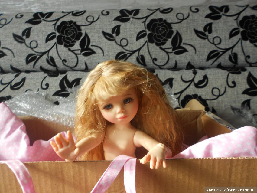 Сразу же надо примерить паричок!