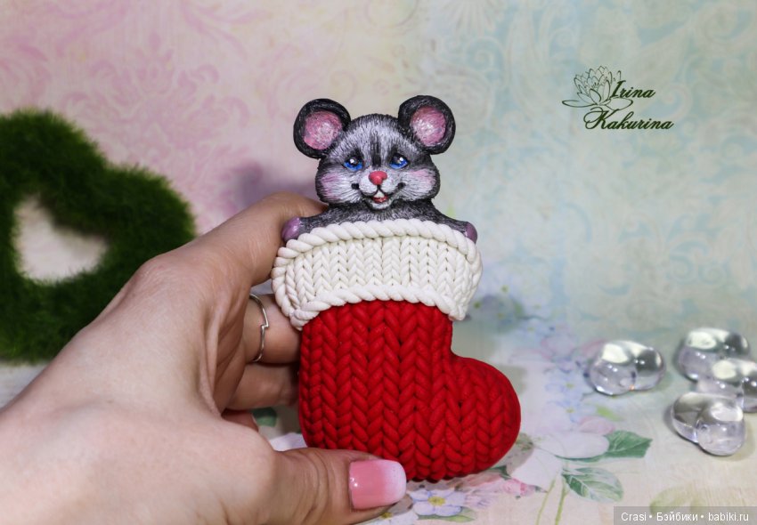Мышонок в вязаном носочке