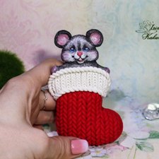 Мышонок в вязаном носочке