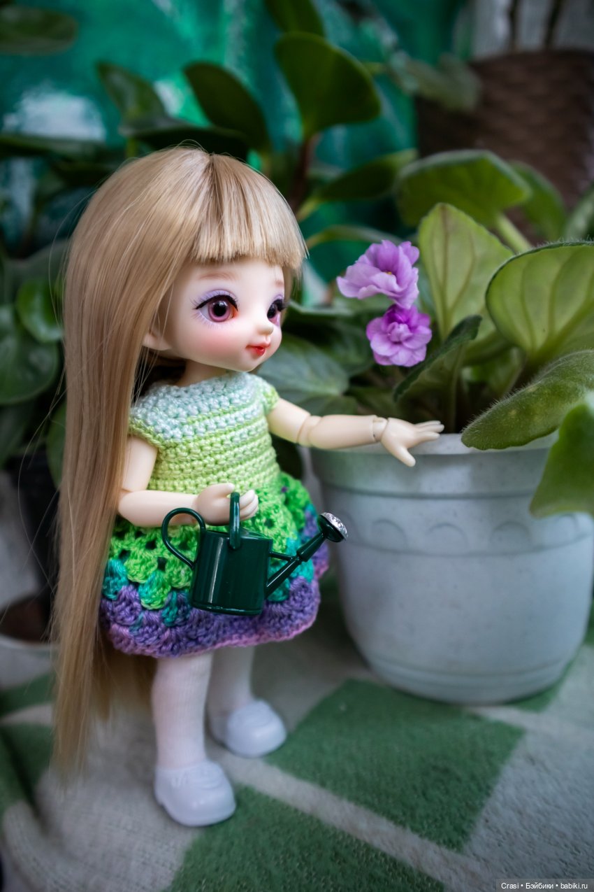 Как малышки цветы поливали