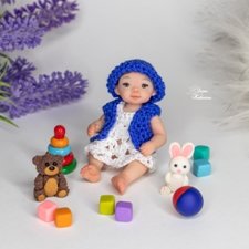 Миниатюрная малышка с игрушками
