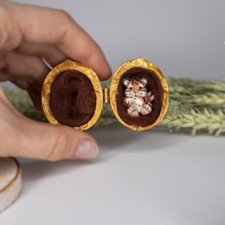 Миниатюрный тигрёнок в орешке