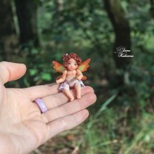 Крошечная фея на ладошке