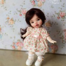 Малышка в красном костюмчике