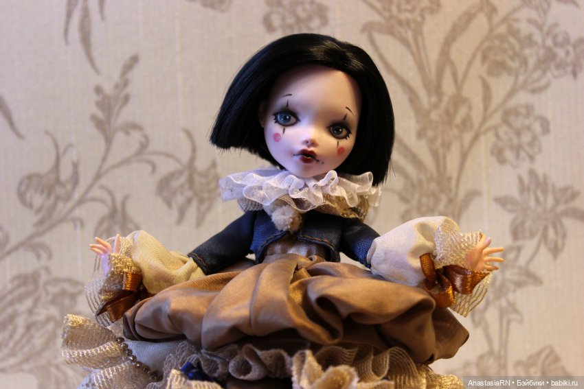 История трёх девчонок из Школы Монстров. Запись 2. Лора