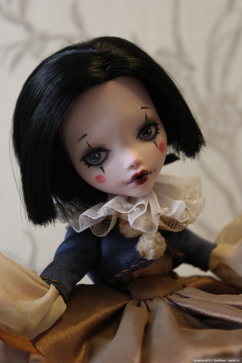 История трёх девчонок из Школы Монстров. Запись 2. Лора