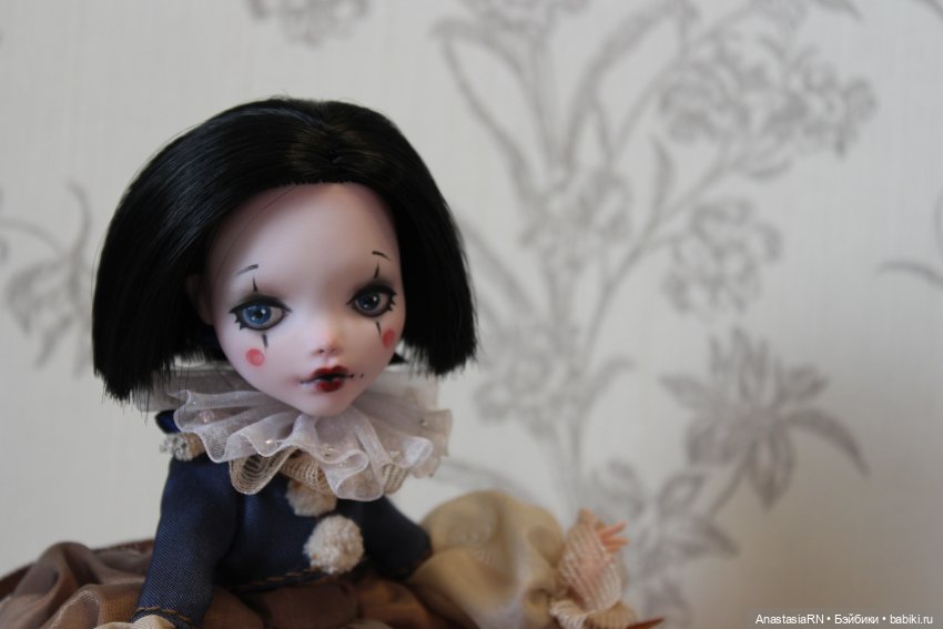 История трёх девчонок из Школы Монстров. Запись 2. Лора