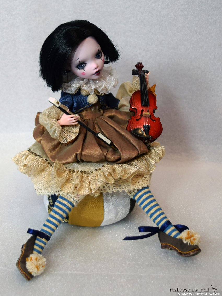 История трёх девчонок из Школы Монстров. Запись 2. Лора