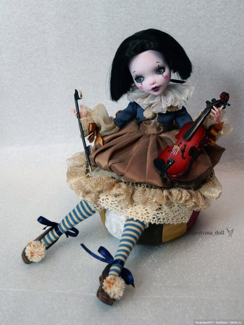 История трёх девчонок из Школы Монстров. Запись 2. Лора