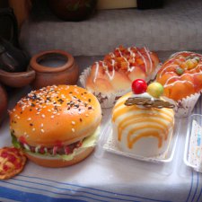 Вкусняшки куклам на стол. Находки в магазинах сувениров