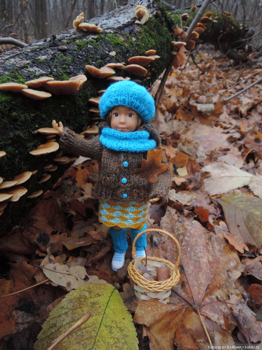 грибочки нашли, а как же)) но сомнения нас с ней разобрали, съедобные? не вредные? и решили ну их , можно же что то другое насобирать в лесу то