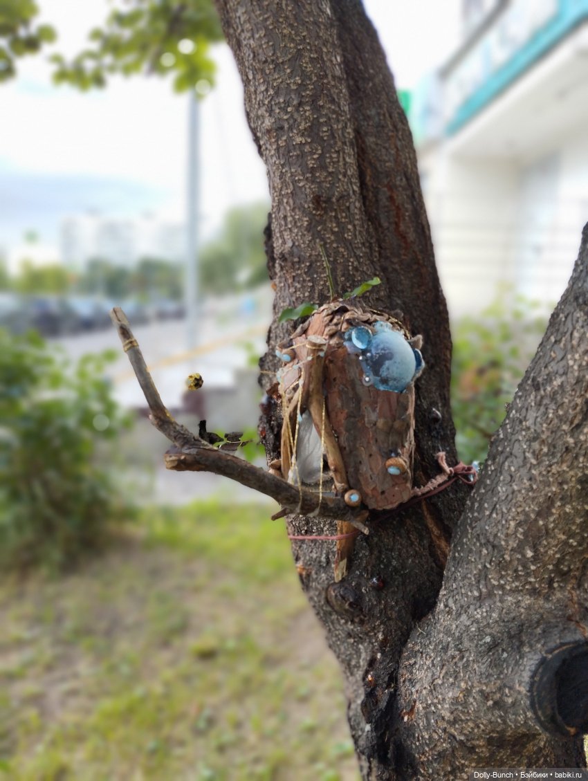 Богато украшенный скворечник