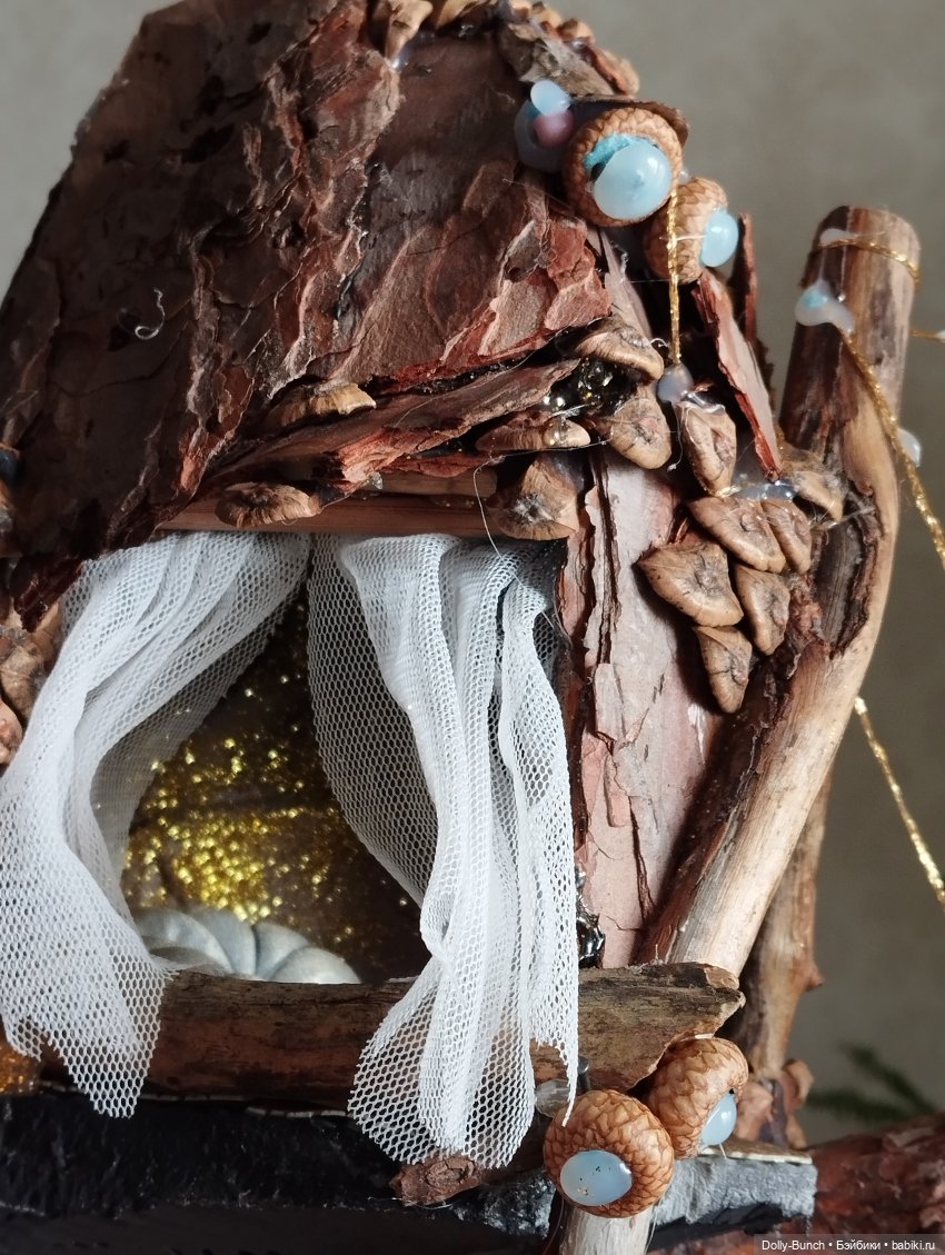 Богато украшенный скворечник