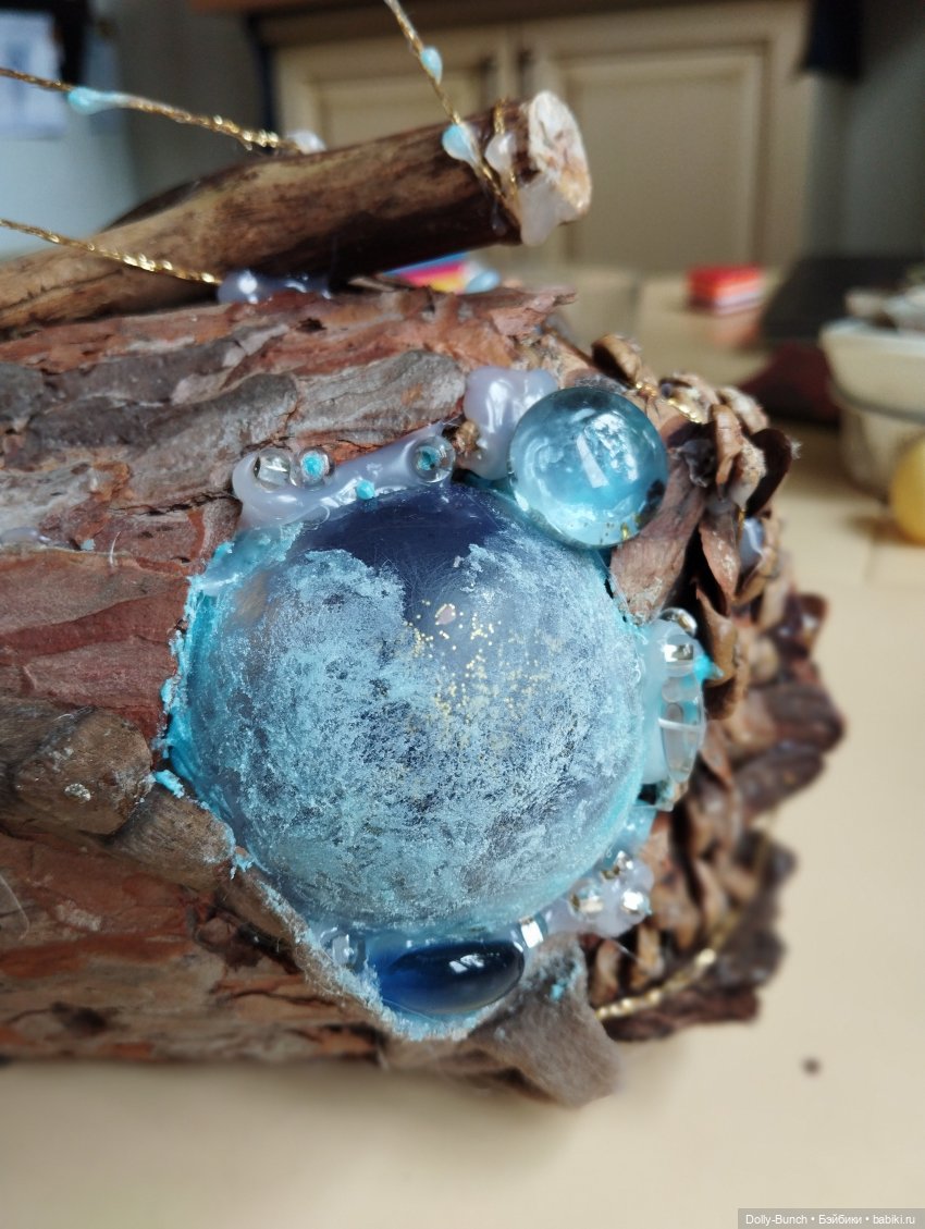 Богато украшенный скворечник