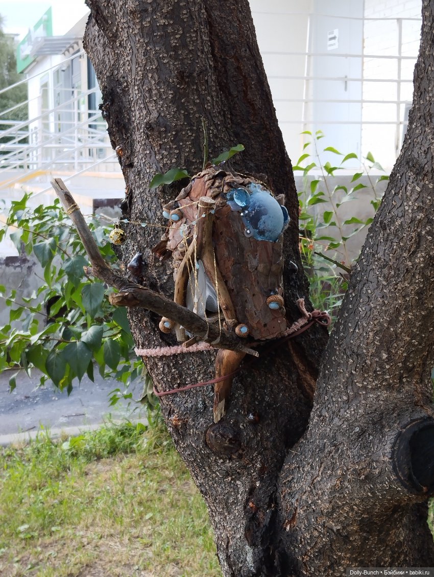 Богато украшенный скворечник