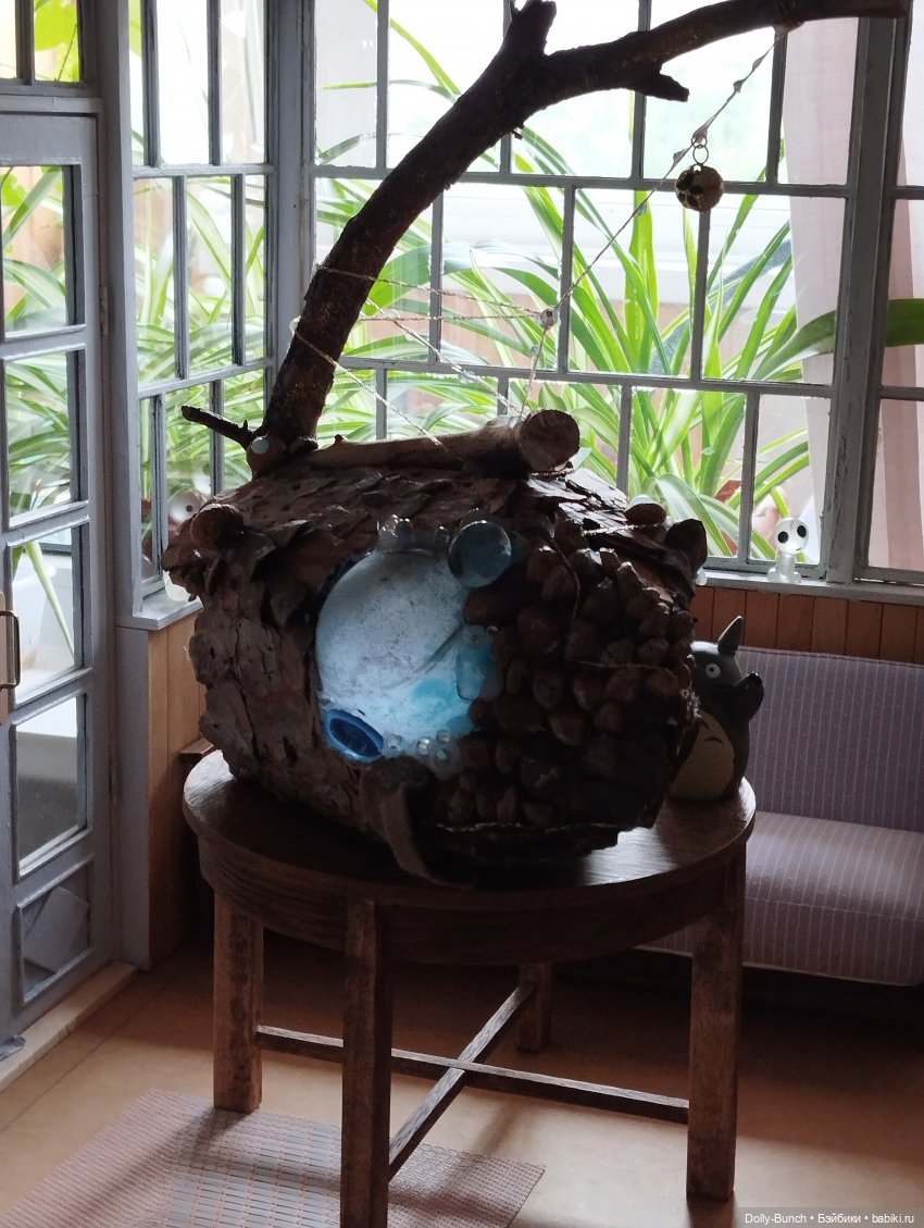 Богато украшенный скворечник