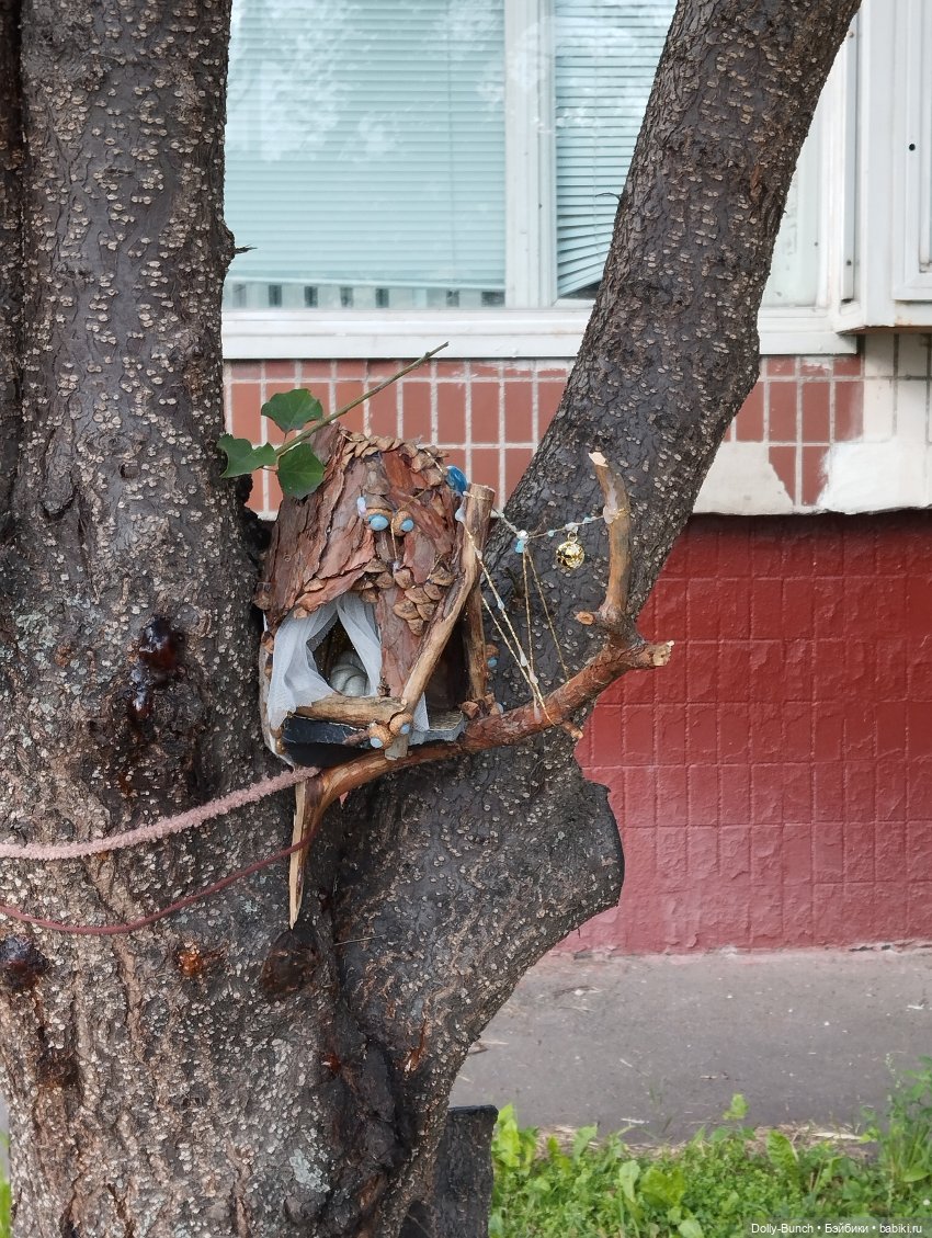Богато украшенный скворечник
