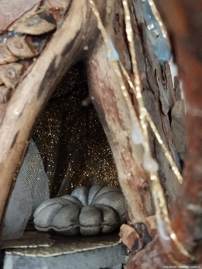 Богато украшенный скворечник