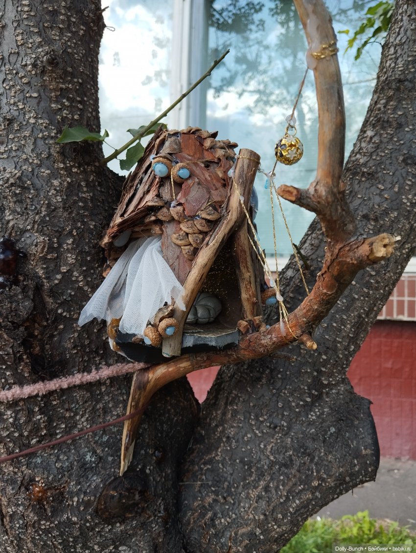 Богато украшенный скворечник