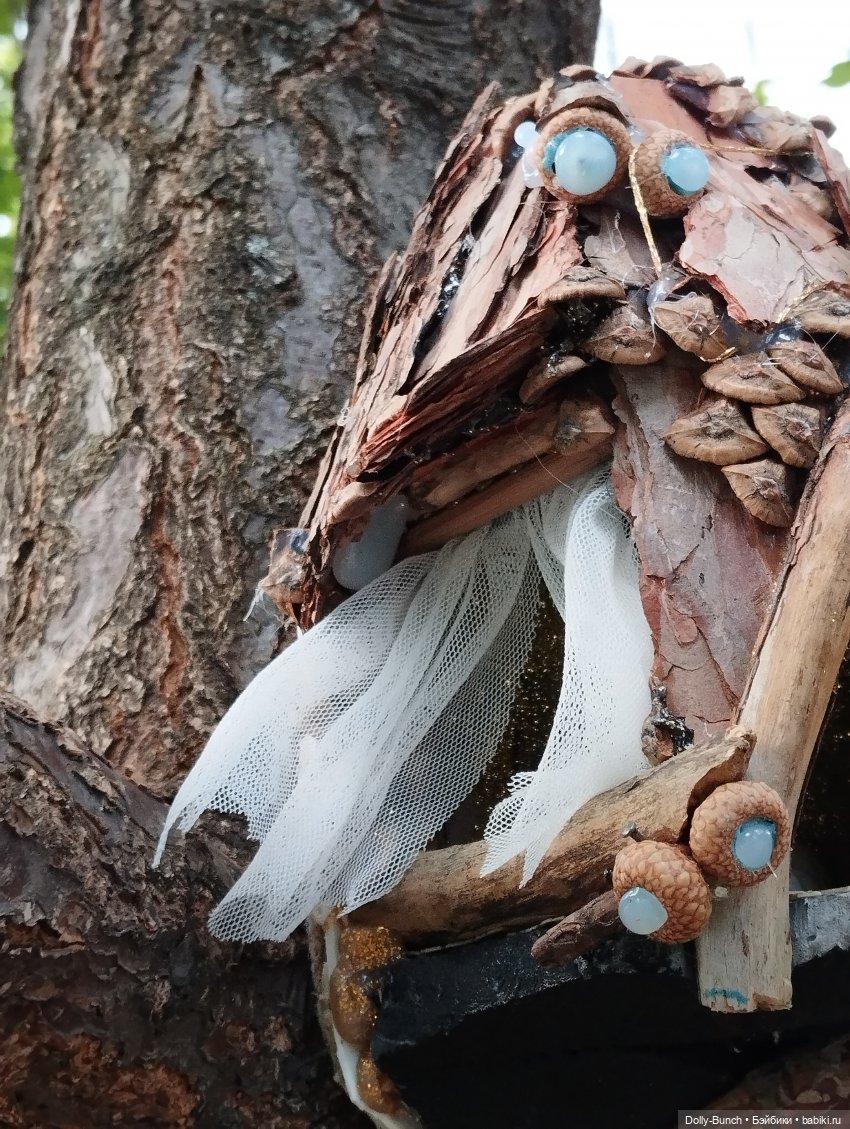 Богато украшенный скворечник