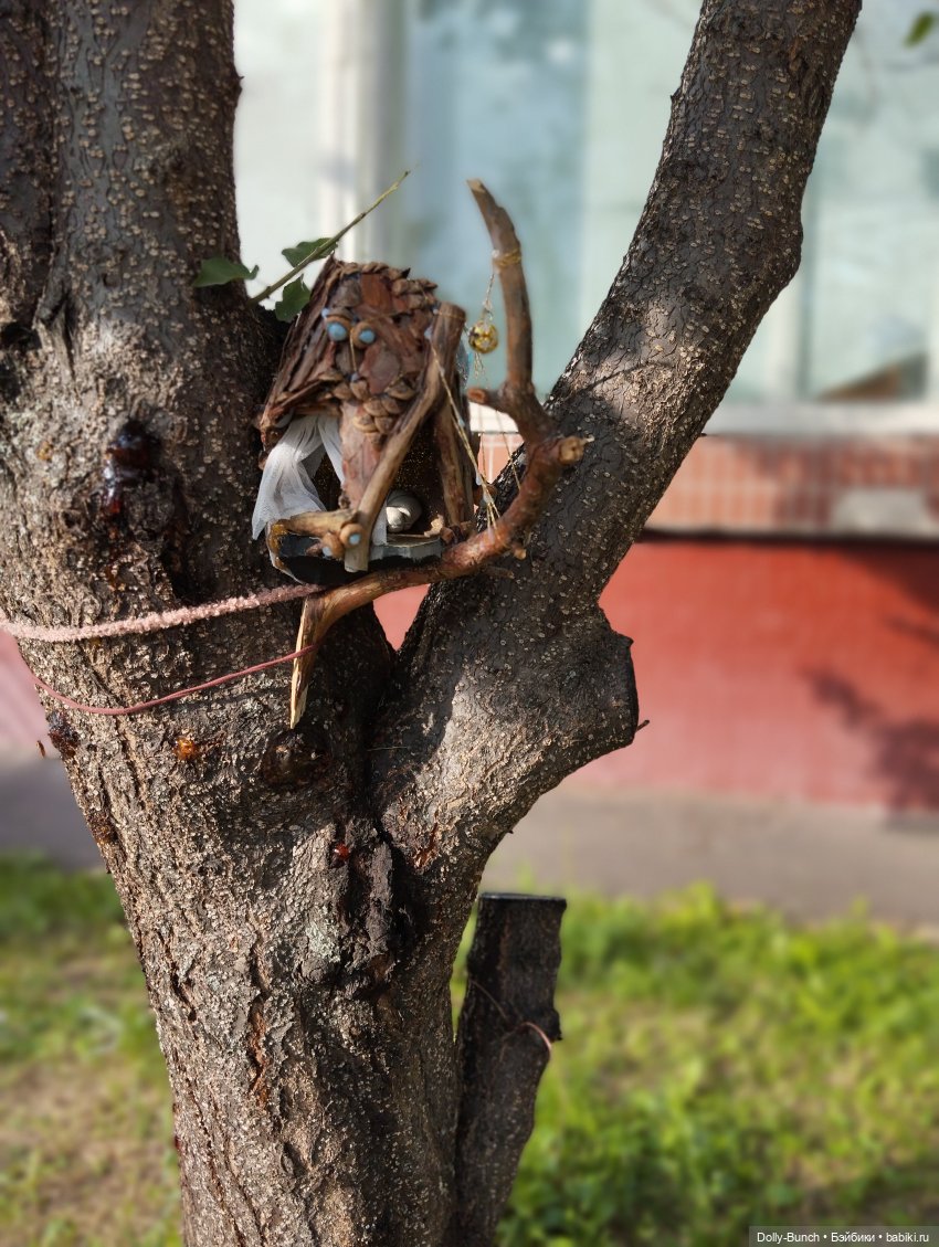 Богато украшенный скворечник