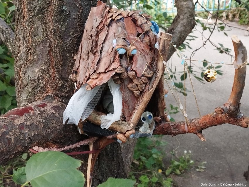 Богато украшенный скворечник