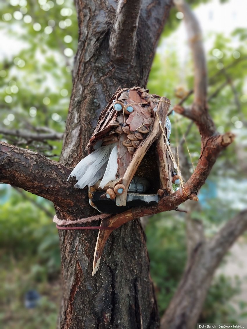 Богато украшенный скворечник