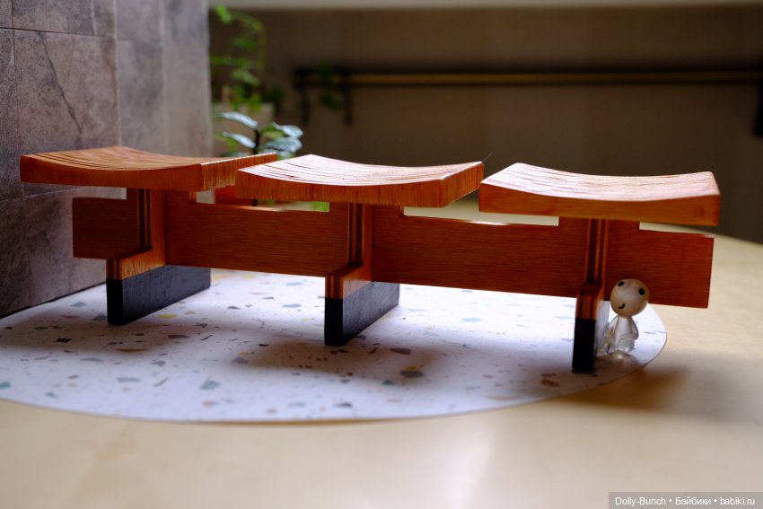 Скамейка в чулочках — Мебель для кукол и домиков: фото