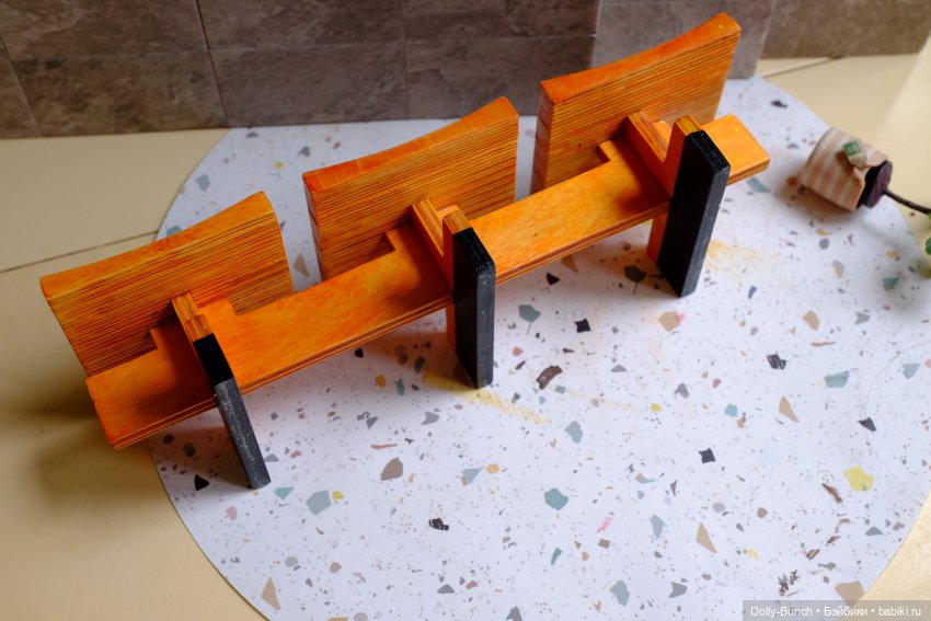 Скамейка в чулочках — Мебель для кукол и домиков: фото