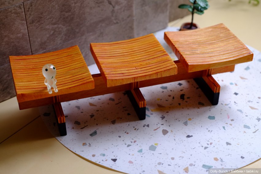 Скамейка в чулочках — Мебель для кукол и домиков: фото
