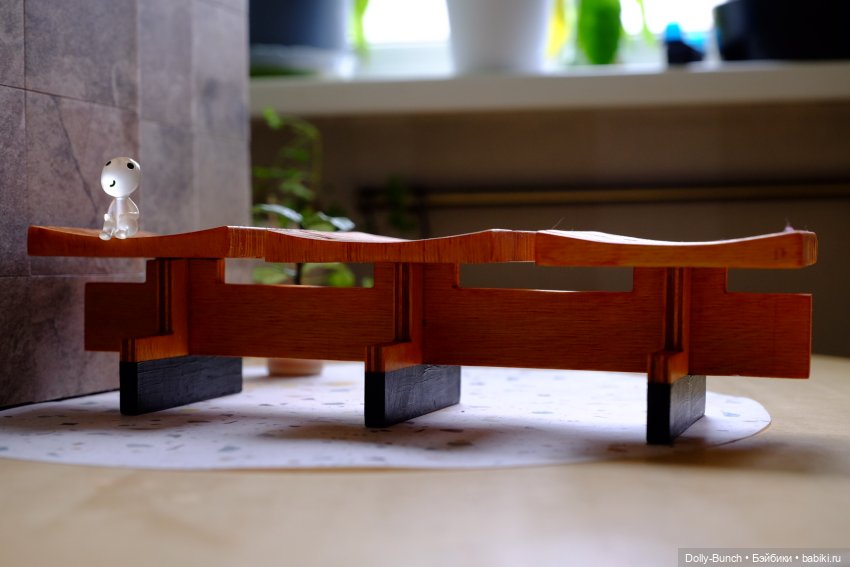 Скамейка в чулочках — Мебель для кукол и домиков: фото