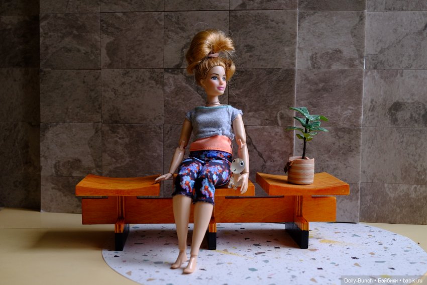 Скамейка в чулочках — Мебель для кукол и домиков: фото