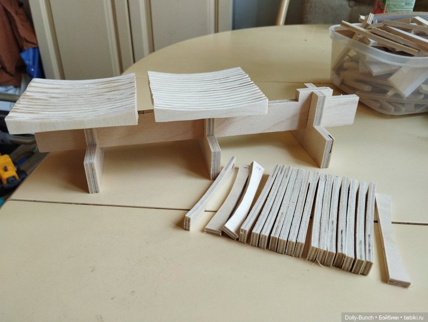 Скамейка в чулочках — Мебель для кукол и домиков: фото (фото 3)