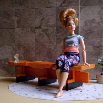 Скамейка в чулочках